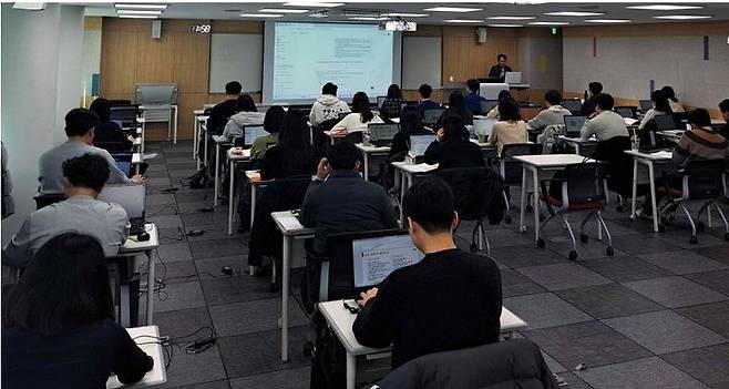 [서울=뉴시스] 보험연수원이 지난달 진행한 AI 핵심역량 아카데미 집합 과정에 수강생들이 참석해 AI를 활용한 보고서 및 기획안 작성 방법 등을 배우고 있다. (사진=보험연수원 제공) 2025.03.04. photo@newsis.com *재판매 및 DB 금지