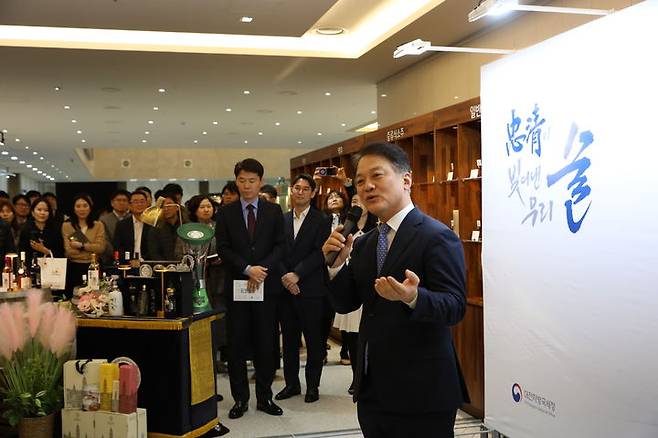 [대전=뉴시스] 양동훈 대전국세청장이 4일 청사에 마련된 '충청이 빗어낸 우리 술' 전시회에서 충청지역 전통주 지원방안에 대해 설명하고 있다. (사진=대전국세청 제공) 2025.03.04. photo@newsis.com *재판매 및 DB 금지