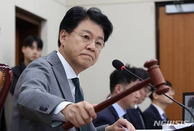 [서울=뉴시스] 추상철 기자 = 장제원 과학기술정보방송통신위원회 위원장이 18일 오전 서울 여의도 국회에서 열린 과학기술정보방송통신위원회 전체회의에서 의사봉을 두드리고 있다. 2023.12.18. scchoo@newsis.com