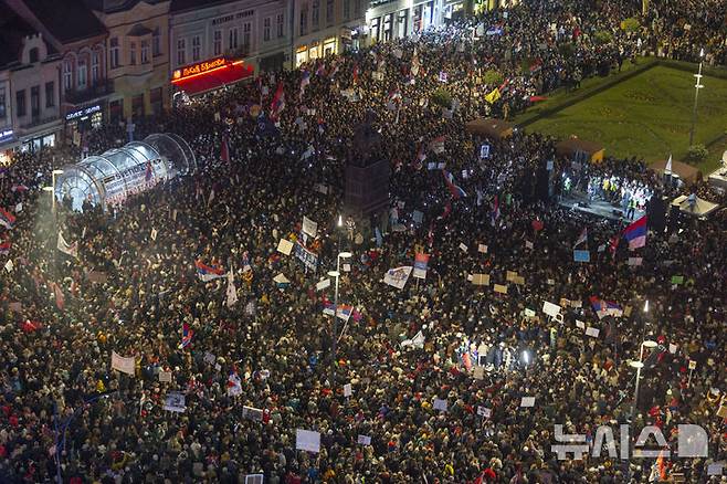 [니스(세르비아)=AP/뉴시스]지난 1일 세르비아 니스에서 정부의 18시간 거리 봉쇄에도 불구, 지난해 11월 발생한 기차역 지붕 붕괴 사고로 15명이 숨진 것에 항의하는 학생 주도 시위가 벌어지고 있다. 세르비아 의회에서 4일 혼란이 발생, 최소 3명의 의원들이 부상했다. 이에 앞서 유에스 뉴스 & 월드 리포트는 정부 정책에 항의하고 시위 학생들을 지지하기 위해 야당 의원들이 의회 안으로 연막탄을 투척했다고 세르비아 TV 보도를 인용해 전했다. 2025.03.04.