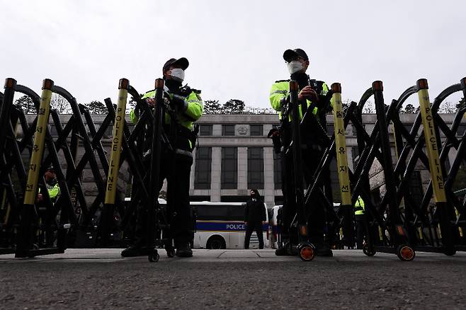 헌법재판소 앞 경계근무 서는 경찰들. 연합뉴스