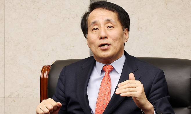 장영진 한국무역보험공사 사장이 지난달 28일 서울 종로구 본사에서 진행한 세계일보 인터뷰 중 “올해 수출 확대를 위해 중견기업을 육성하려 한다”며 “중소·중견기업에는 무역보험료 할인 등 제도 접근성을 대폭 강화하려 한다”고 말하고 있다. 이제원 선임기자
