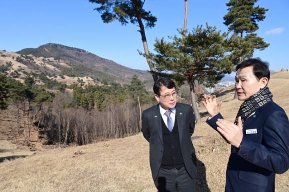 최응천(왼쪽) 국가유산청장이 지난 1월 16일 고령군 세계유산 지산동고분군 일원에서 이남철 고령군수와 대가야 역사문화유산도시 육성 청사진에 대해 논의하고 있다. 이 청장은 이날 고령군이 추진하는 각종 사업 지원을 약속해 눈길을 끌었다. 고령군 제공