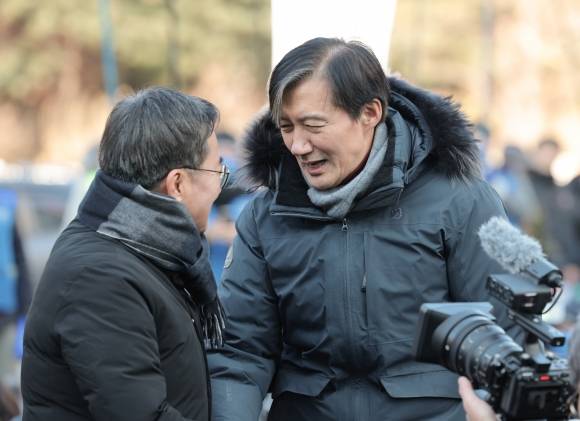 대화하는 조국 전 대표와 김동연 경기지사 - 조국혁신당 조국 전 대표(오른쪽)과 김동연 경기지사가 14일 서울 여의도 국회 앞에서 열린 조국혁신당의 윤석열 대통령 탄핵 촉구 집회에서 대화하고 있다. 2024.12.14 연합뉴스