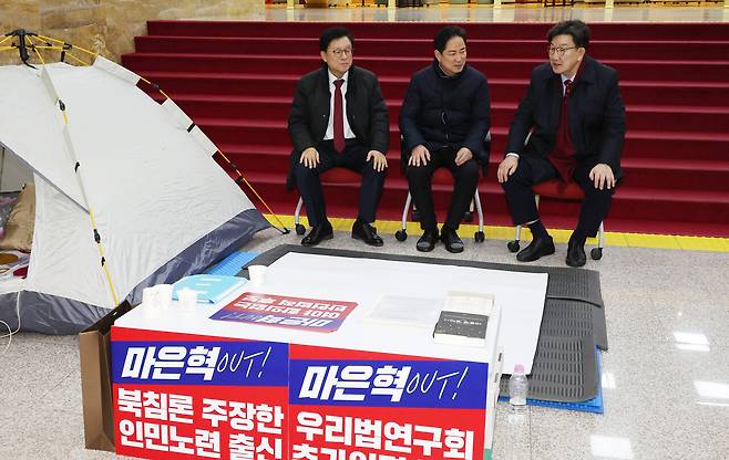 국민의힘 권성동 원내대표(오른쪽)가 3월4일 서울 여의도 국회 로텐더홀에서 마은혁 헌법재판관 임명에 반대하며 단식농성 중인 박수영 의원을 찾아 대화하고 있다. ⓒ연합뉴스