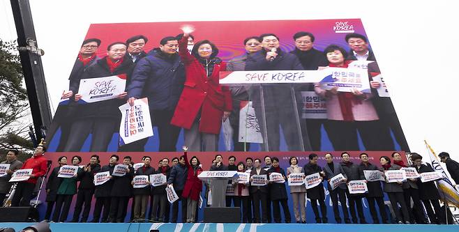 3월1일 서울 여의대로에서 열린 세이브코리아 국가비상기도회에서 김기현 의원을 비롯한 국민의힘 의원들이 무대 위에 올라 지지발언을 하고 있다 ⓒ시사IN 이명익