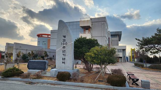 전남 해남군 문내면 우수영 초등학교. 이 학교는 법정스님(25회 졸업·속명 박제철)을 배출한 명문 학교로 올해로 개교 107년을 맞이한다. 이 학교도 올해 신입생이 3명에 불과하다. 수영 초교 100주년 기념 표지석 ⓒ시사저널 정성환