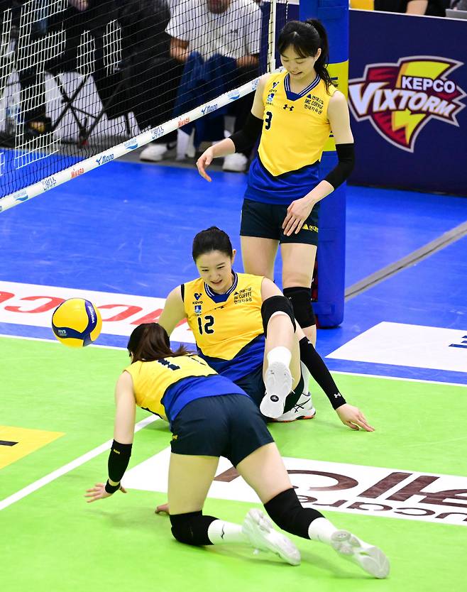 현대건설 선수들이 2일 GS칼텍스의 공격을 막아내지 못한 채 주저앉아 있다. KOVO 제공