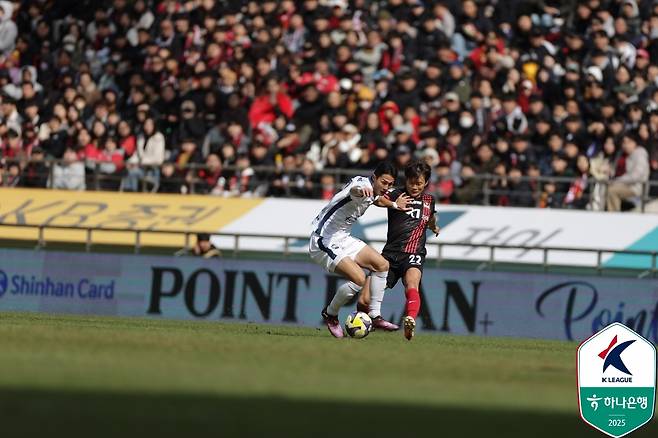 김진수(오른쪽)가 3일 서울월드컵경기장에서 열린 FC서울 대 김천 상무의 '하나은행 K리그1 2025' 3라운드에서 볼경합을 펼치고 있다. /사진=한국프로축구연맹 제공