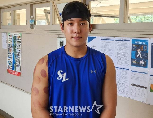 삼성 원태인이 3일 오키나와 캠프 훈련 후 취재진과 인터뷰를 하고 있다 /사진=안호근 기자