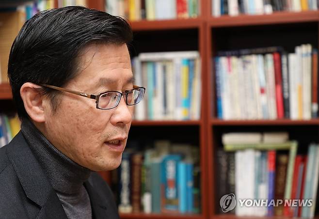 연합뉴스와 인터뷰 중인 정성장 세종연구소 한반도전략센터장  [진성철 기자 촬영]