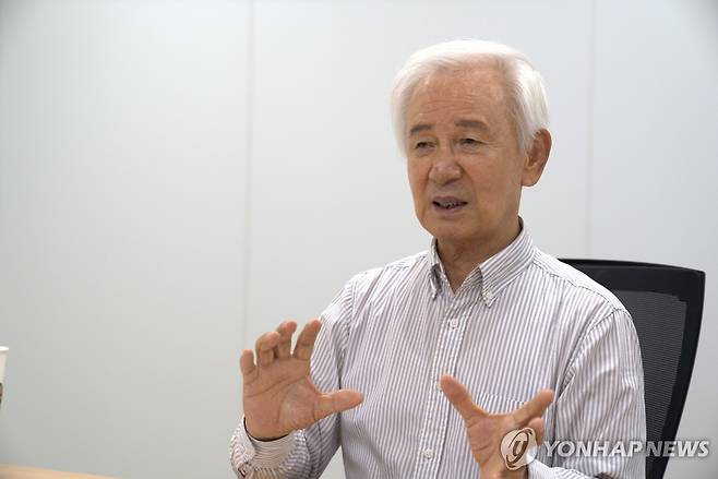 연합뉴스와 인터뷰 중인 김홍신 작가 [연합뉴스 사진]