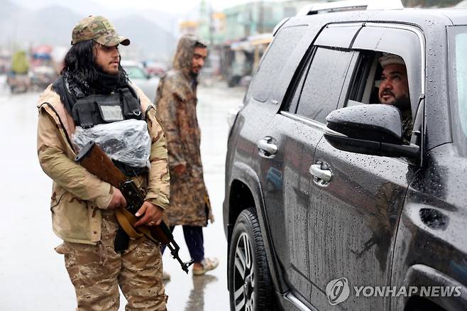 파키스탄 아프가니스탄 국경 아프가니스탄 탈레반 보안군이 파키스탄과 아프가니스탄 국경 지역인 토르캄 검문소에서 순찰하고 있다. 
[EPA 연합뉴스 자료사진. 재판매 및 DB 금지]