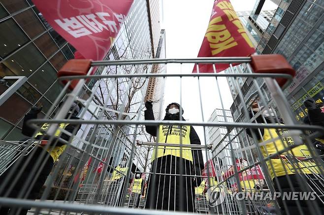 홈플러스 노동자들,  폐점 매각 저지 위해 카드 끌고 거리로 (서울=연합뉴스)