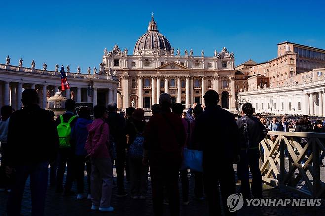 4일(현지시간) 바티칸 성 베드로 광장 찾은 관광객과 신자들 [AFP 연합뉴스. 재판매 및 DB 금지]