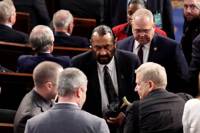 알 그린(가운데) 미국 텍사스주 하원의원이 4일(현지시간) 미국 워싱턴 D.C. 미 의사당 하원 회의장에서 도널드 트럼프 미국 대통령의 의회 합동회의 연설 도중 소리를 지르며 항의해 경호원들의 호위를 받으며 퇴장하고 있다.(사진=AFP)