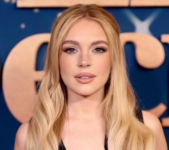 미용 시술을 하는 의사들이나, 피부 관리 전문가들은 그녀가 '안면거상술'을 받았을 가능성이 높다고 이야기합니다. [사진=린지 로핸 인스타그램]