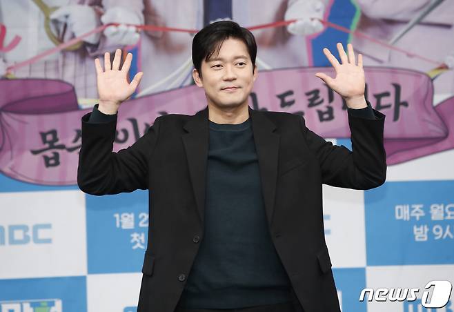 김대호 아나운서 22일 오후 서울 마포구 상암 MBC 골든마우스홀에서 열린 MBC '도망쳐 : 손절 대행 서비스' 제작발표회에서 포즈를 취하고 있다. '도망쳐'는 현대인들의 인간관계 중 애매하게 선을 넘는 '몹쓸 인연'에 대한 고민을 다루는 예능 프로그램이다. 2024.1.22/뉴스1 ⓒ News1 권현진 기자