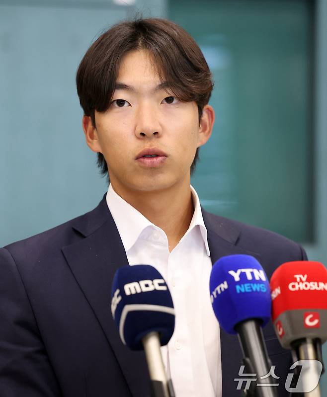 프로야구 두산 베어스 김민석이 36일 간의 스프링캠프 전지훈련을 마치고 4일 오후 인천국제공항을 통해 귀국해 취재진의 질문에 답하고 있다. 2025.3.4/뉴스1 ⓒ News1 오대일 기자