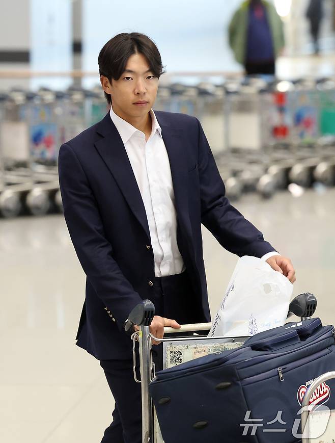 프로야구 두산 베어스 김민석이 36일 간의 스프링캠프 전지훈련을 마치고 4일 오후 인천국제공항을 통해 귀국하고 있다. 2025.3.4/뉴스1 ⓒ News1 오대일 기자