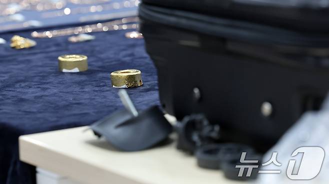 5일 인천 중구 인천공항본부세관 수출입통관청사에서 관계자들이 여행용 캐리어 바퀴에 은닉한 금 밀수품을 공개하고 있다. 관세청 통계에 따르면 최근 국내 금 시세가 국제 시세보다 높은 시기(2017~2021년)에 밀수 적발이 증가했고, 올해 2월 국내 시세가 크게 상승하면서 다시 적발이 증가했다. 2025.3.5/뉴스1 ⓒ News1 김성진 기자