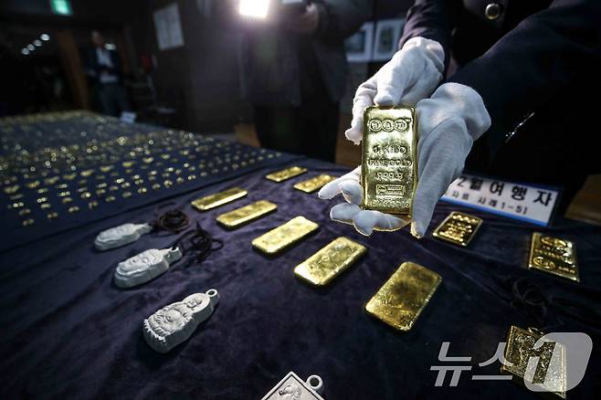 5일 인천 중구 인천공항본부세관 수출입통관청사에서 관계자들이 적발한 금 밀수품을 공개하고 있다. 관세청 통계에 따르면 최근 국내 금 시세가 국제 시세보다 높은 시기(2017~2021년)에 밀수 적발이 증가했고, 올해 2월 국내 시세가 크게 상승하면서 다시 적발이 증가했다. (공동취재) 2025.3.5/뉴스1 ⓒ News1 김성진 기자