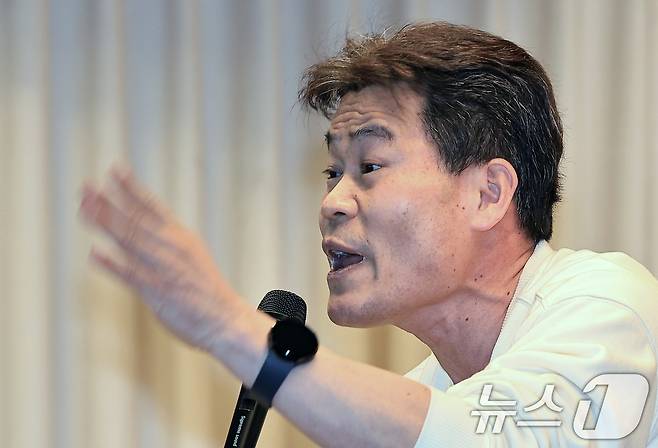 전한길 강사가 지난 2월 26일 오후 서울 중구 명동 YWCA에서 열린 신평 변호사 '시골살이 두런두런' 출판기념회에서 강연을 하고 있다. 2025.2.26/뉴스1 ⓒ News1 박정호 기자
