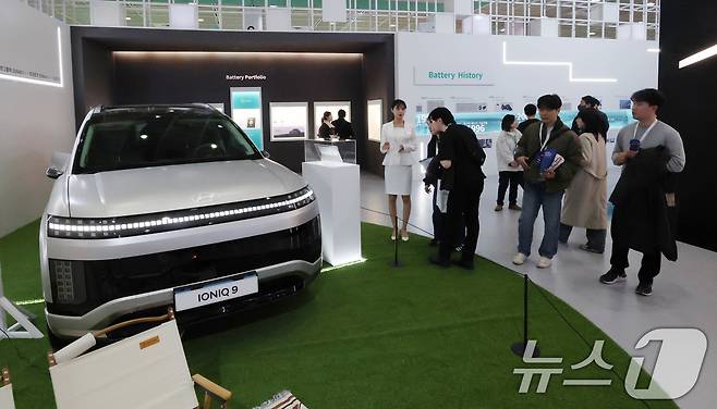 5일 서울 강남구 코엑스에서 개막한 ‘인터배터리 2025’ LG에너지솔루션부스를 찾은 관람객이 현대 전기차 아이오닉9을 살펴보고 있다. 2025.3.5/뉴스1 ⓒ News1 박세연 기자