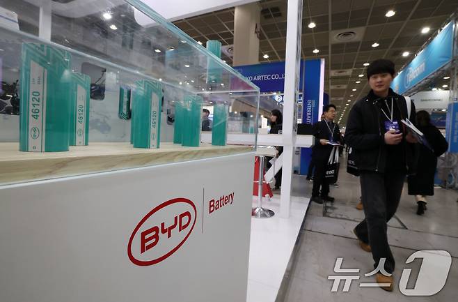 5일 서울 강남구 코엑스에서 개막한 ‘인터배터리 2025’ BYD부스를 찾은 관람객이 배터리를 살펴보고 있다. 2025.3.5/뉴스1 ⓒ News1 박세연 기자