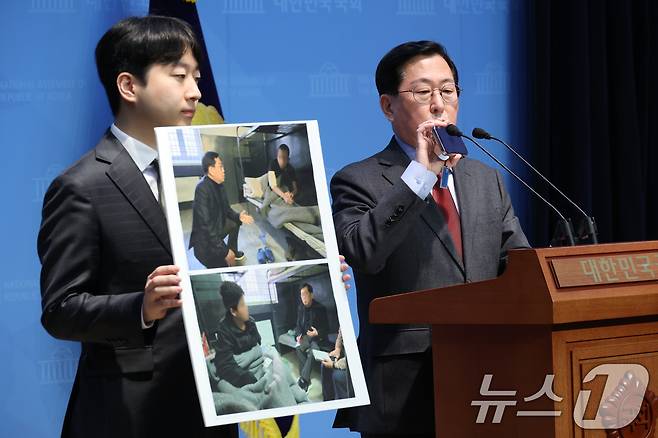 유용원 국민의힘 의원이 4일 오전 서울 여의도 국회 소통관에서 가진 우크라이나 북한군 포로 면담 결과 기자회견에서 북한군 포로의 육성파일을 공개하고 있다. 2025.3.4/뉴스1 ⓒ News1 이광호 기자