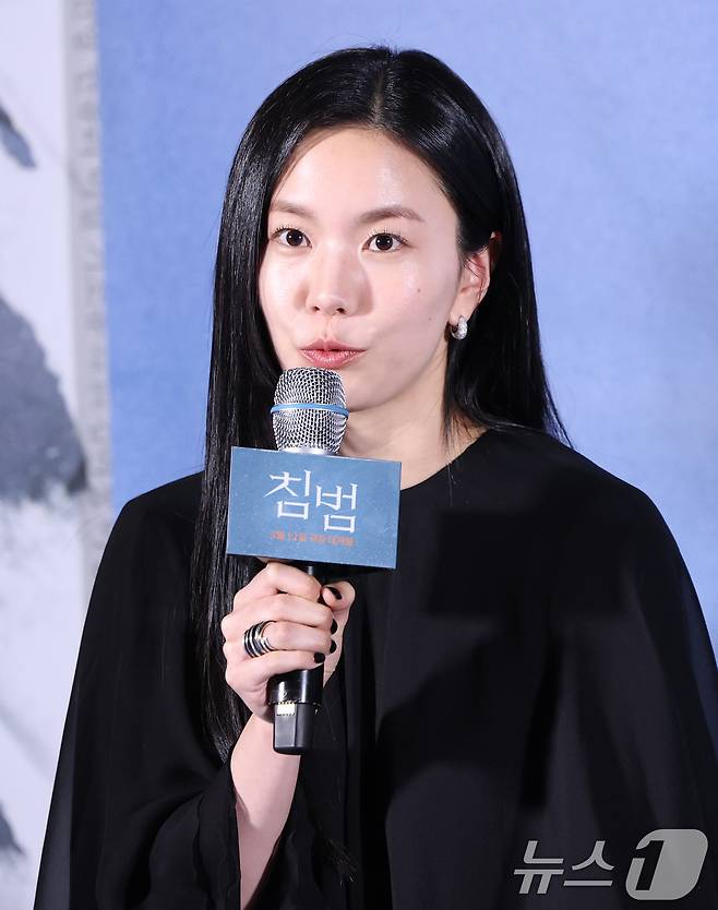 배우 이설이 5일 서울 용산구 CGV용산아이파크몰에서 열린 영화 '침범 (감독 김여정, 이정찬)' 언론시사회에 참석해 인사말을 하고 있다. '침범'은 기이한 행동을 하는 딸 소현(기소유 분)으로 인해 일상이 붕괴되고 있는 영은(곽선영 분)과 그로부터 20년 뒤 과거의 기억을 잃은 민(권유리 분)이 해영(이설 분)과 마주하며 벌어지는 균열을 그린 심리 파괴 스릴러다. 2025.3.5/뉴스1 ⓒ News1 권현진 기자