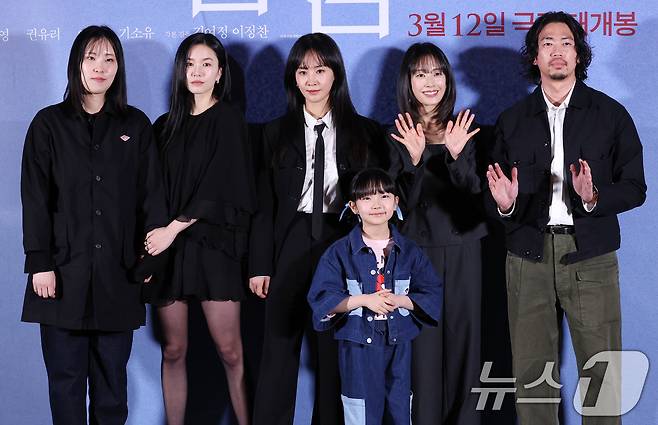 김여정 감독(왼쪽부터)과 배우 이설, 권유리, 기소유, 곽선영, 이정찬 감독이 5일 서울 용산구 CGV용산아이파크몰에서 열린 영화 '침범 (감독 김여정, 이정찬)' 언론시사회에 참석해 포즈를 취하고 있다. '침범'은 기이한 행동을 하는 딸 소현(기소유 분)으로 인해 일상이 붕괴되고 있는 영은(곽선영 분)과 그로부터 20년 뒤 과거의 기억을 잃은 민(권유리 분)이 해영(이설 분)과 마주하며 벌어지는 균열을 그린 심리 파괴 스릴러다. ⓒ News1 권현진 기자