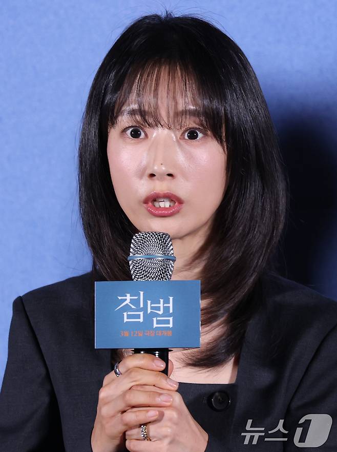 배우 곽선영이 5일 서울 용산구 CGV용산아이파크몰에서 열린 영화 '침범 (감독 김여정, 이정찬)' 언론시사회에 참석해 스크린 데뷔하는 소감을 말하고 있다. '침범'은 기이한 행동을 하는 딸 소현(기소유 분)으로 인해 일상이 붕괴되고 있는 영은(곽선영 분)과 그로부터 20년 뒤 과거의 기억을 잃은 민(권유리 분)이 해영(이설 분)과 마주하며 벌어지는 균열을 그린 심리 파괴 스릴러다. ⓒ News1 권현진 기자