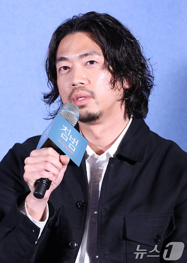 이정찬 감독이 5일 서울 용산구 CGV용산아이파크몰에서 열린 영화 '침범' 언론시사회에 참석해 인사말을 하고 있다. '침범'은 기이한 행동을 하는 딸 소현(기소유 분)으로 인해 일상이 붕괴되고 있는 영은(곽선영 분)과 그로부터 20년 뒤 과거의 기억을 잃은 민(권유리 분)이 해영(이설 분)과 마주하며 벌어지는 균열을 그린 심리 파괴 스릴러다. 2025.3.5/뉴스1 ⓒ News1 권현진 기자