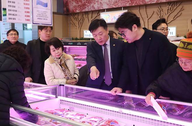 박범수 농림축산식품부 차관이 5일 서울 양재동 소재 농협 하나로마트를 방문해 단기 비육 한우 판매 현장을 점검하고 있다. (농림축산식품부 제공) 2025.03.05 /뉴스1