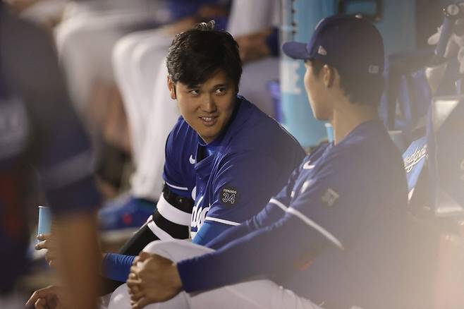 김혜성과 대화하는 오타니. AFP연합뉴스