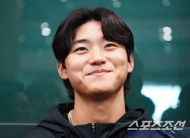 KIA 타이거즈가 오키나와에서 진행된 전지훈련을 마친 후 5일 오후 인천국제공항을 통해 귀국했다. 김도영이 인터뷰 도중 미소짓고 있다. 인천공항=정재근 기자 cjg@sportschosun.com/2025.3.5/