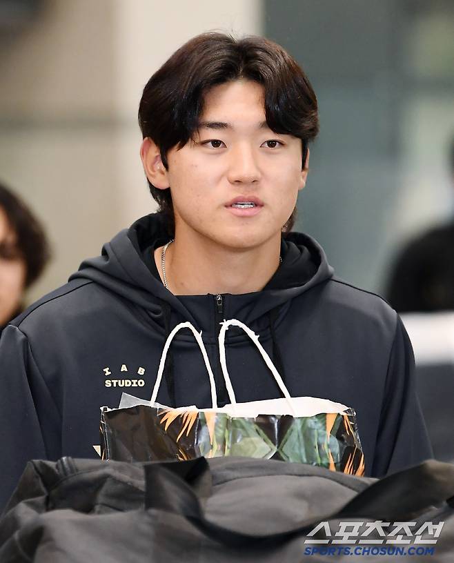 KIA 타이거즈가 오키나와에서 진행된 전지훈련을 마친 후 5일 오후 인천국제공항을 통해 귀국했다. 김도영이 입국장을 나오고 있다. 인천공항=정재근 기자 cjg@sportschosun.com/2025.3.5/