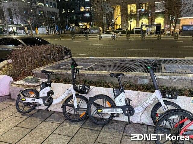 서울 시내에 주차돼 있는 공용 전기자전거