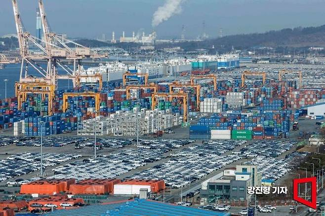 도널드 트럼프 대통령이 미국으로 수입되는 철강·알루미늄 제품에 대한 예외 없는 25% 관세 부과 포고문에 서명한 데 이어 자동차와 반도체 등에 대한 관세 부과도 검토 중이라고 밝힌 가운데 지난달 13일 경기 평택항에 수출용 자동차가 선적 대기하고 있다.