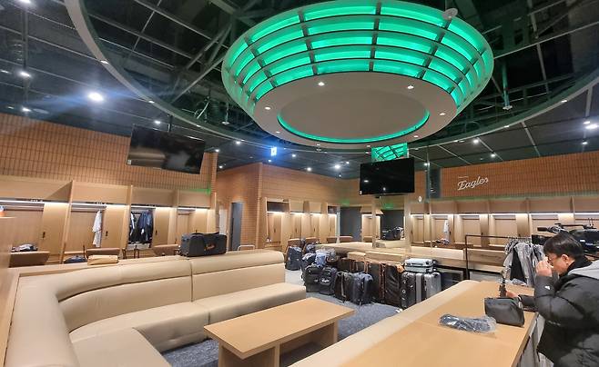 팀 상징색인 주황색 벽돌을 주로 쓴 새 구장 라커룸. /신현종 기자