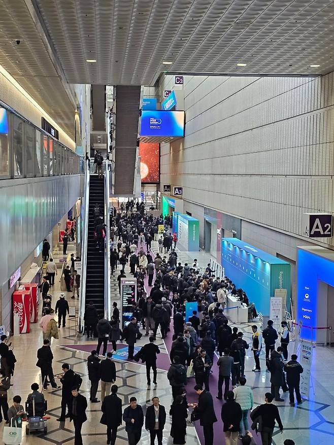 5일 서울 강남구 삼성동 코엑스에서 열린 국내 최대 배터리 산업 전시회 '인터배터리 2025' 행사장이 현장 등록을 위해 줄을 선 관람객으로 붐비고 있다. ⓒ데일리안 백서원 기자