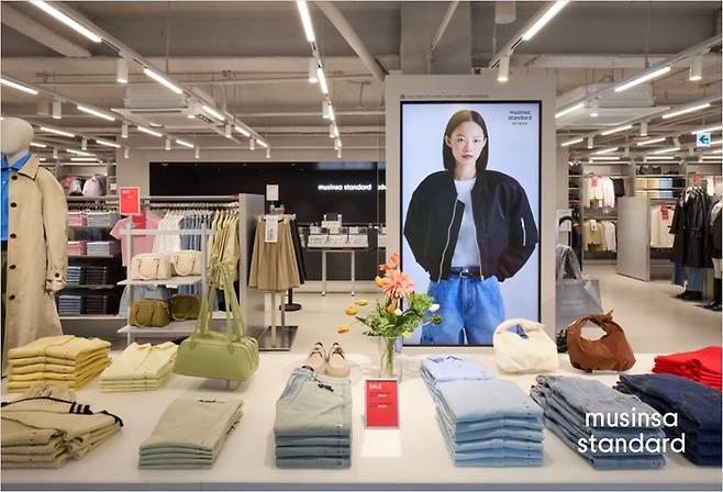 무신사 스탠다드 잠실 롯데월드몰점 매장 내부 전경