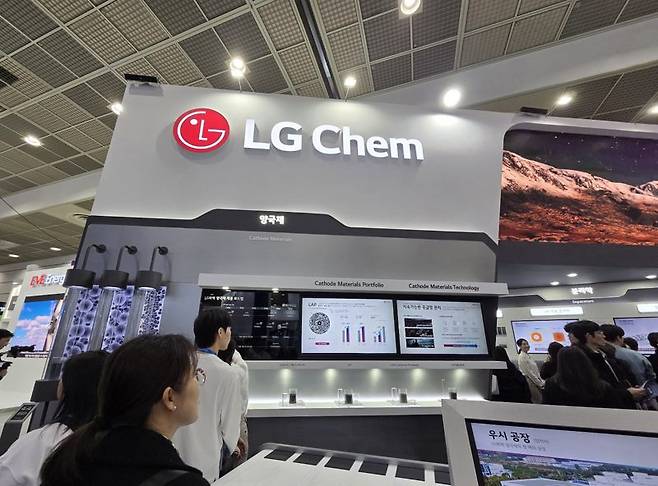LG화학 '인터배터리2025'에 부스에서 관람객들이 전시관을 둘러보고 있다. 사진=홍요은 기자