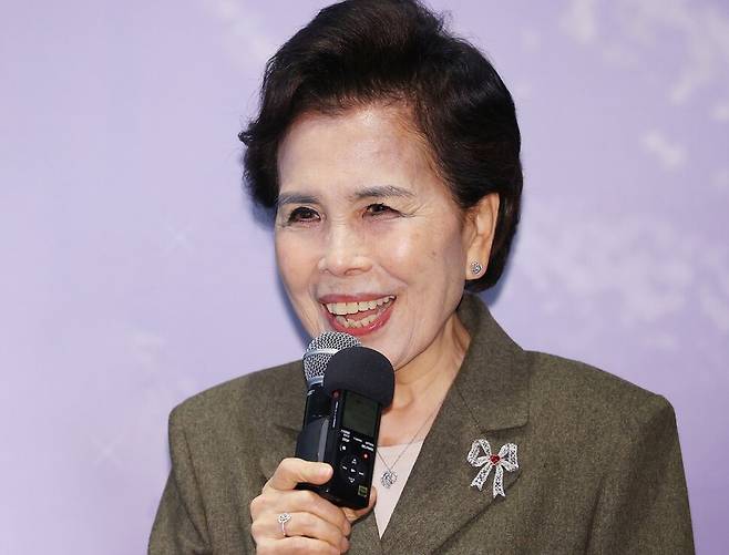 가수 이미자가 5일 오후 서울 마포구 스탠포드 호텔에서 열린 기자간담회에서 인사말을 하고 있다. 연합뉴스