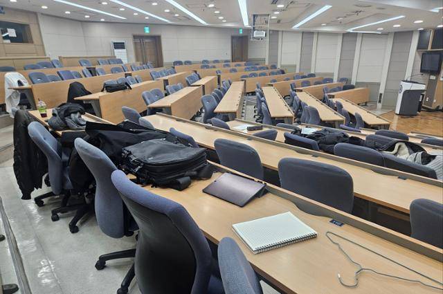 4일 서울 서대문구 연세대 의과대학 구관의 3학년 강의실이 뒷자리에 학생들 짐만 놓인 채 텅 비어 있다. 연세대 의대는 이날 새 학기를 맞았지만 집단 휴학 사태 여파로 재학생을 찾아보긴 어려웠다. 김태연 기자