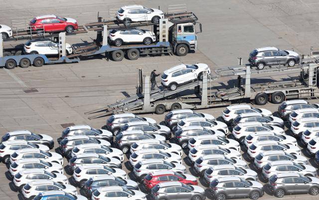 지난달 19일 경기 평택항 부근에 수출용 차들이 세워져 있다. 연합뉴스