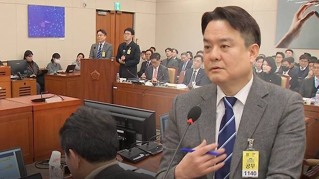 국회 과방위 출석해 질의에 답하는 장경식 방심위 강원사무소장