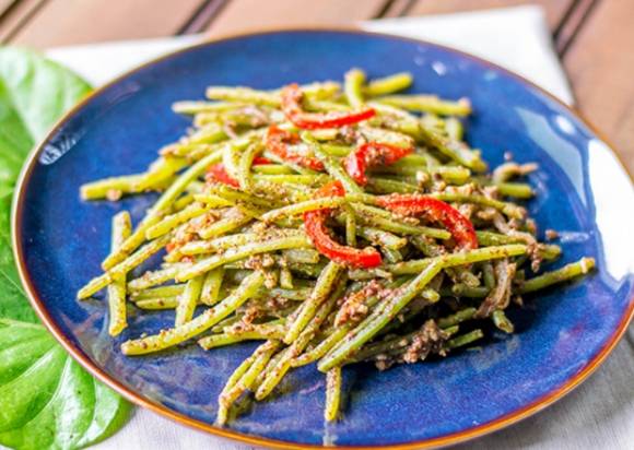 고구마잎과 줄기가 유방암과 폐암 세포의 성장을 억제하는 데 효과적이라는 연구 결과가 나왔다. 사진은 고구마 줄기 볶음. [사진=Crazy Korean Cooking]