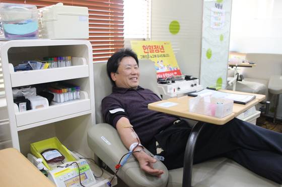 개인사업가 정길씨가 지난해 1월 대한적십자사 서울남부혈액원에서 헌혈 정년(69세)이 되자 마지막 헌혈을 하고 있다. 정씨는 ″아직 생생한데 왜 못하게 하느냐″고 항변한다. 정씨는 27년 간 200번 넘게 헌혈했다. 사진 대한적십자사